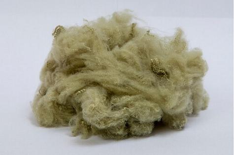 染色棉纤维色泽稳定柔和 ,所纺纱线颜色可根据需要灵活搭配 ,色泽调整